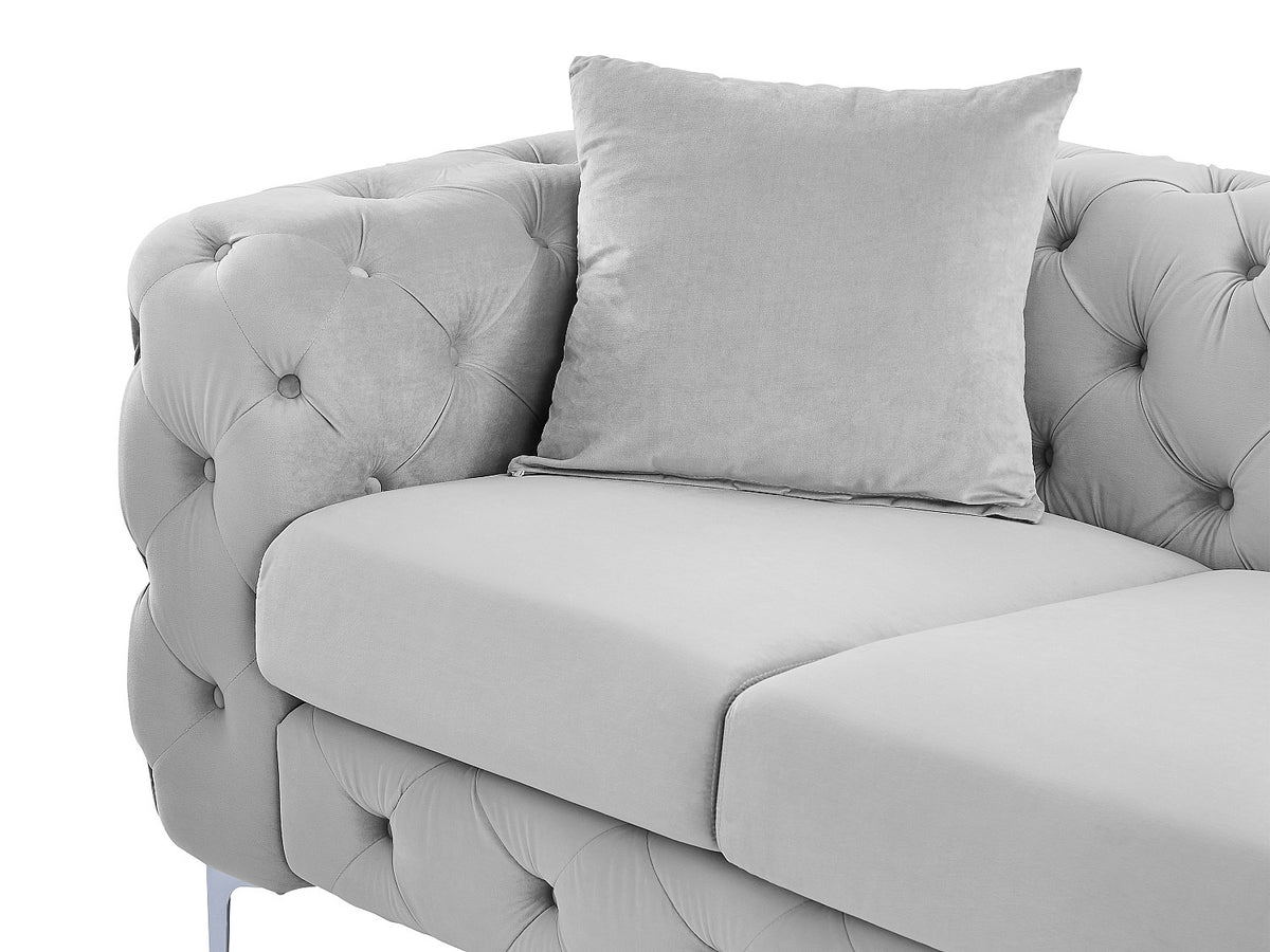 Détail du velours gris clair du canapé chesterfield EDWINA