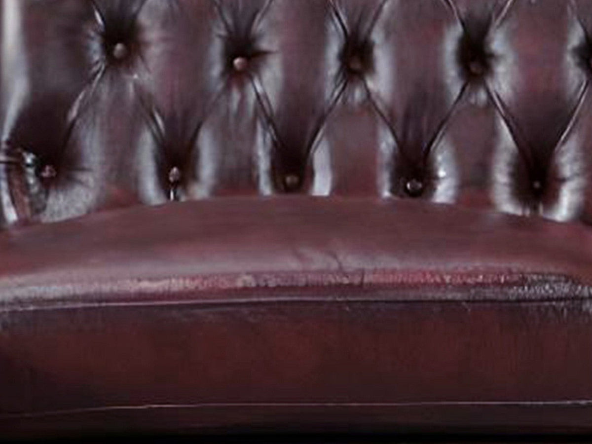 Vue d'ensemble du canapé d'angle droit chesterfield BRENTON bordeaux