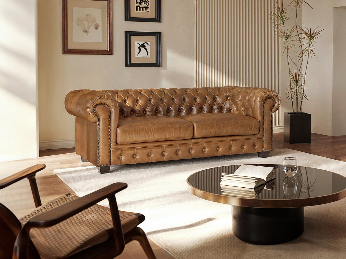 Accoudoirs cloutés du canapé chesterfield BRENTON vintage camel