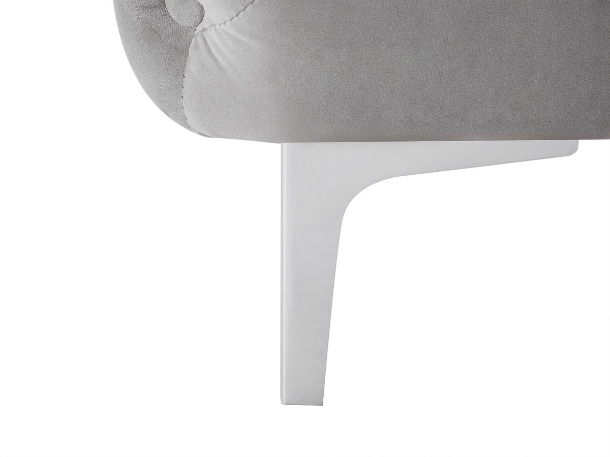 Détail du velours gris clair du canapé chesterfield EDWINA