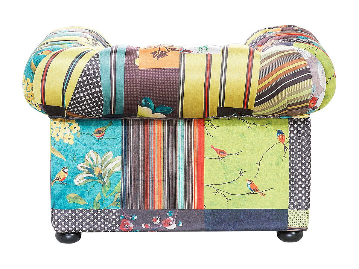Détail du coton patchwork multicolore du fauteuil chesterfield KIPLING