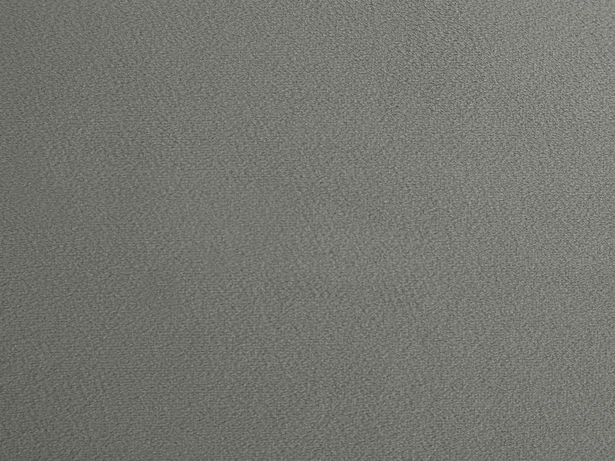 Détail du velours gris clair du canapé chesterfield HAMPSTEAD