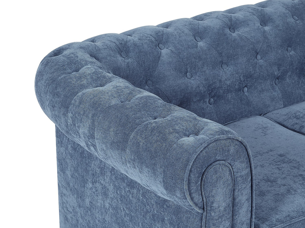 Détail du tissu bleu du canapé chesterfield WALTON