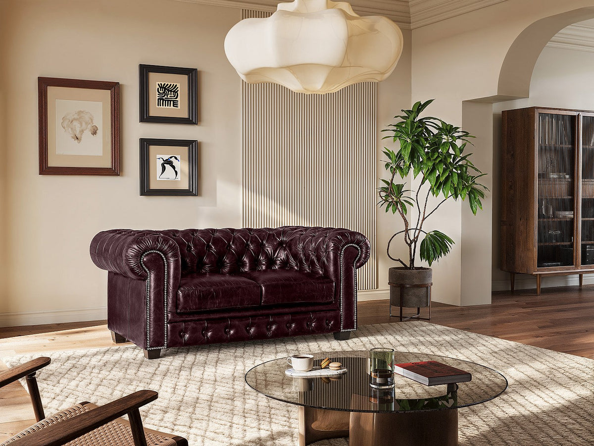 Capitonnage du canapé chesterfield BRENTON 2 places cuir bordeaux