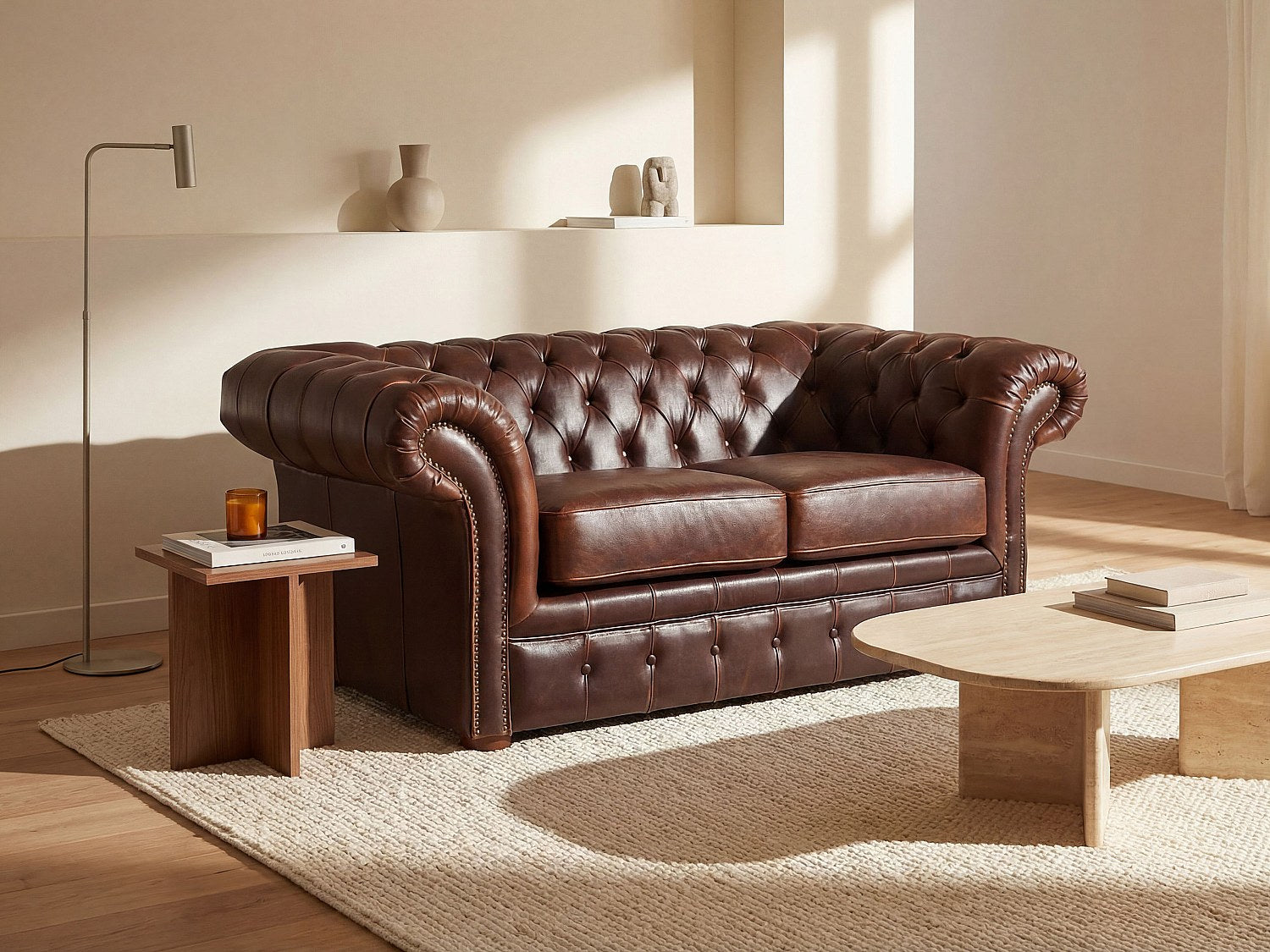 Capitonnage du canapé chesterfield CLOTAIRE 2 places cuir vieilli chocolat