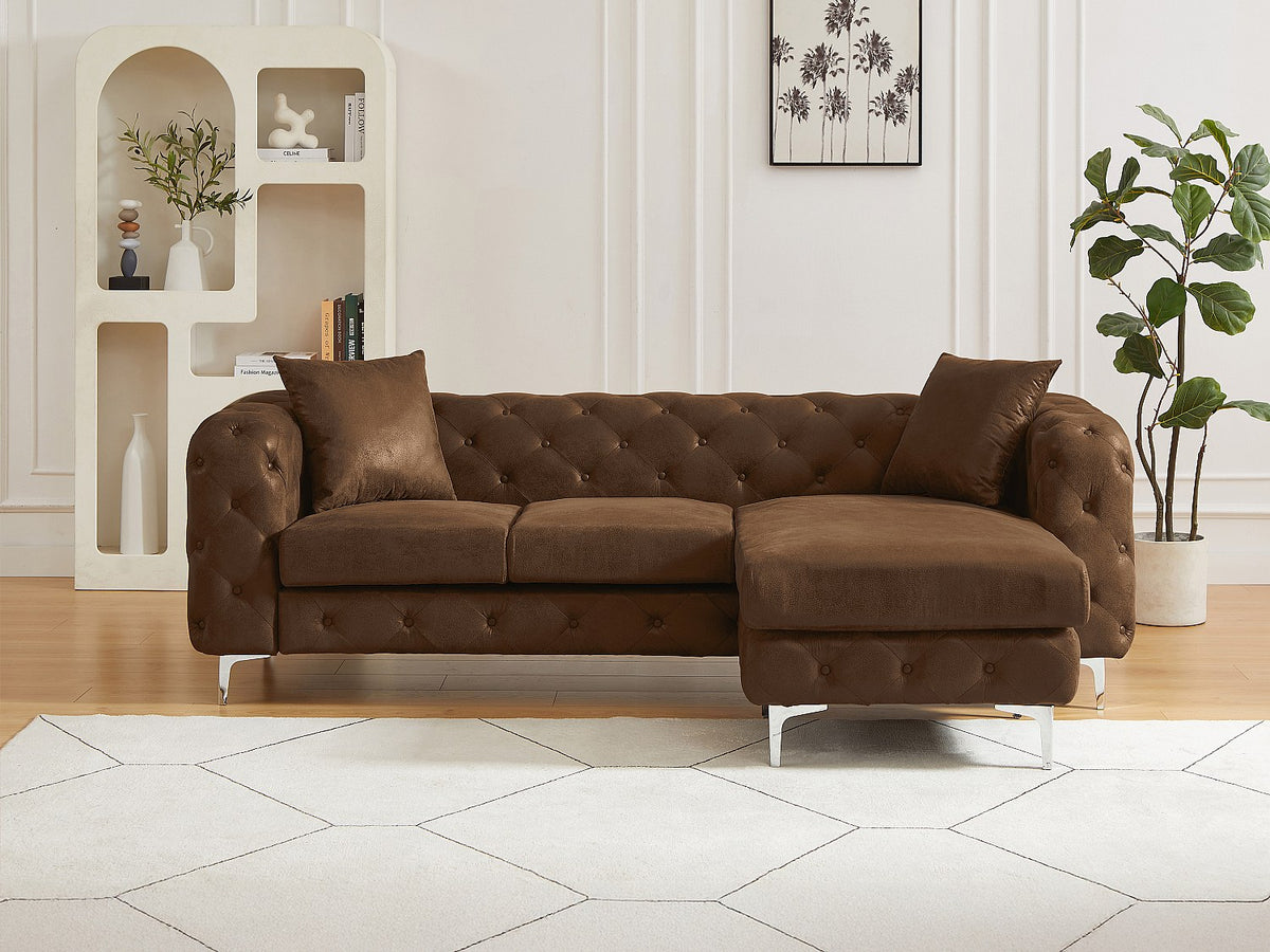 Vue d'ensemble du canapé d'angle chesterfield EDWINA 4 places marron