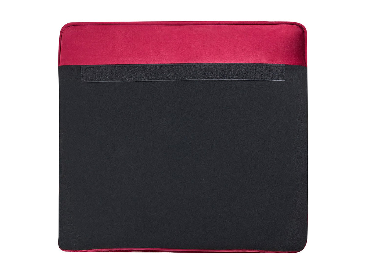 Vue d'ensemble du fauteuil chesterfield OSWALD en velours rouge foncé