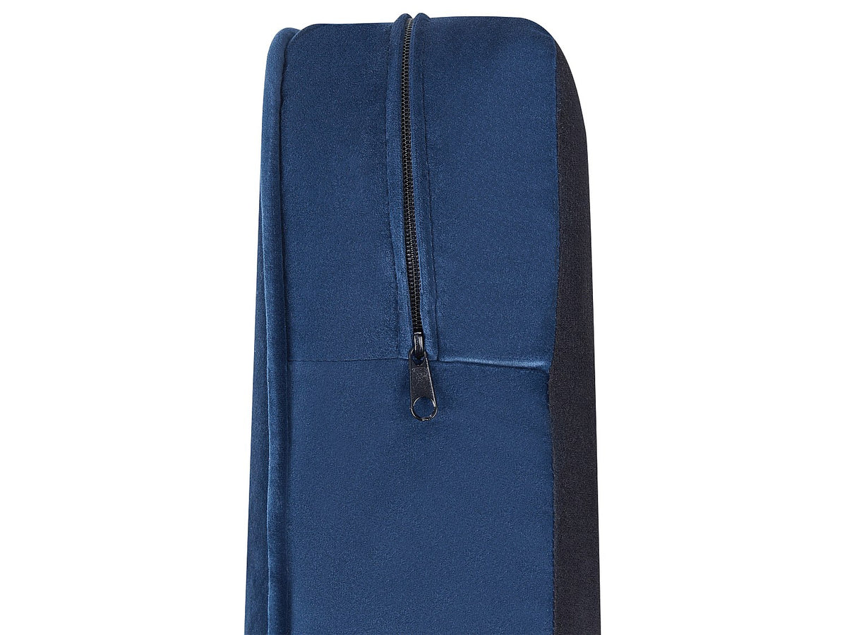 Fauteuil chesterfield ORWELL bleu cobalt dans un salon lumineux