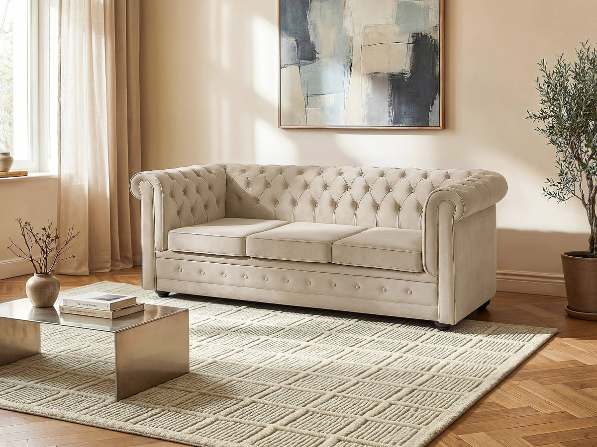 Détail du velours beige du canapé chesterfield FINLEY