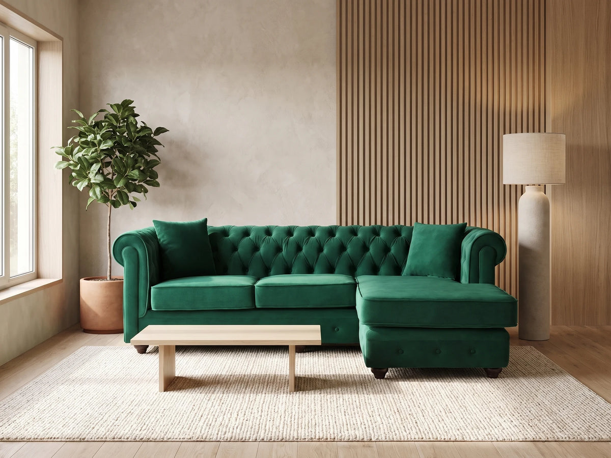 Canapé d'angle Chesterfield 4 places en velours vert TOLEDO dans un salon japandi moderne aux tons beige et bois clair