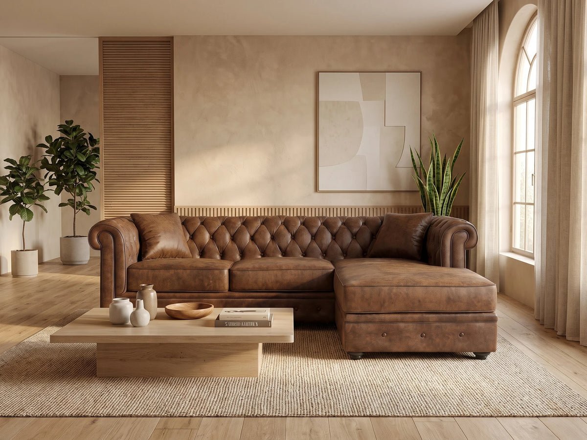 Canapé d'angle Chesterfield réversible 4 places en microfibre marron chocolat TOLEDO dans un salon japandi moderne aux tons beige et bois clair