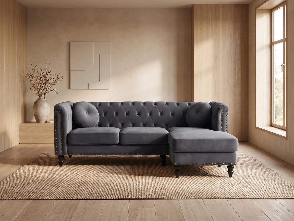 Canapé d'angle Chesterfield 4 places en velours gris anthracite TURNER dans un salon japandi moderne aux tons beige et bois clair