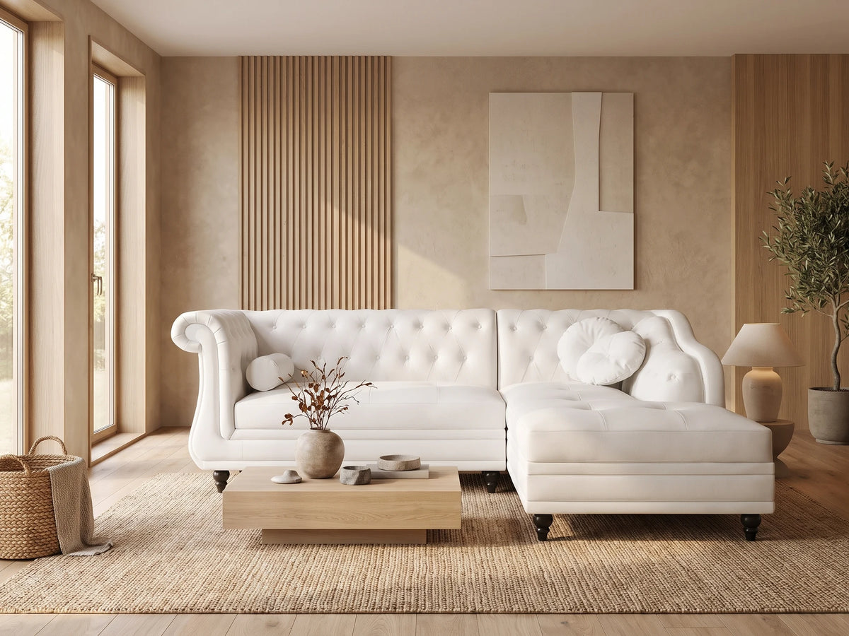 Canapé d'angle droit Chesterfield 5 places en simili cuir blanc EMPIRE dans un salon japandi moderne aux tons beige et bois clair