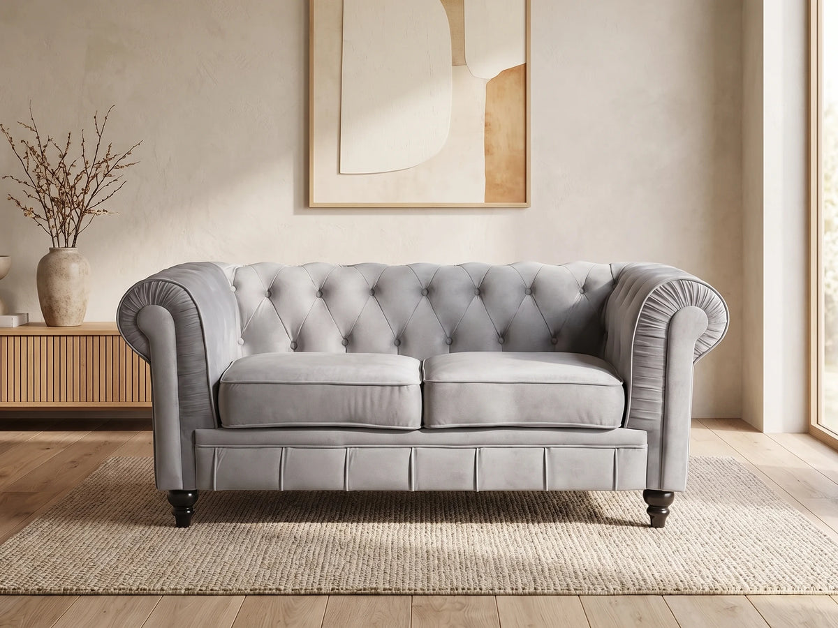 Canapé Chesterfield 2 places en velours argenté ALTESSE dans un salon japandi moderne aux tons beige et bois clair