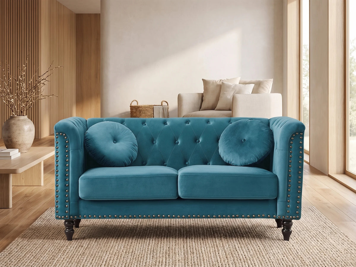 Canapé Chesterfield 2 places en velours bleu canard TURNER dans un salon japandi moderne aux tons beige et bois clair
