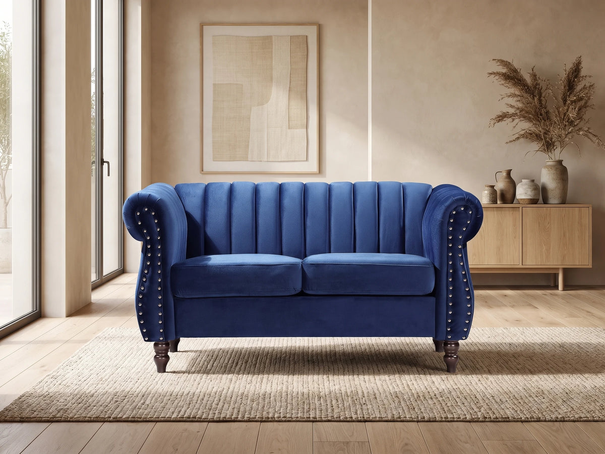 Canapé Chesterfield 2 places en velours bleu roi TRUMBO dans un salon japandi moderne aux tons beige et bois clair