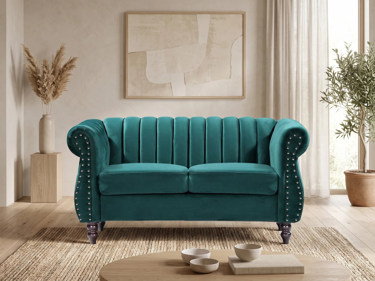 Canapé Chesterfield 2 places en velours vert émeraude TRUMBO dans un salon japandi moderne aux tons beige et bois clair