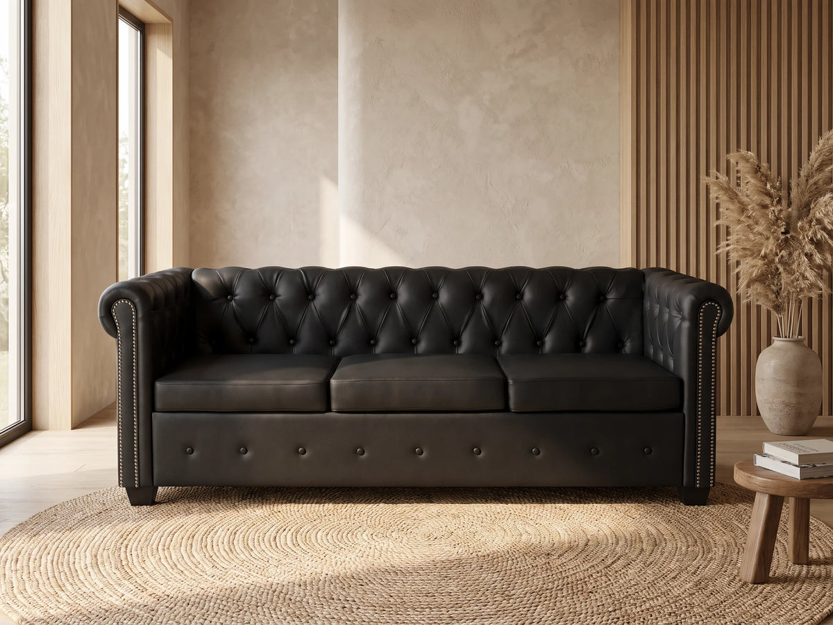 Canapé Chesterfield 3 places en simili cuir noir MILTON dans un salon japandi moderne aux tons beige et bois clair