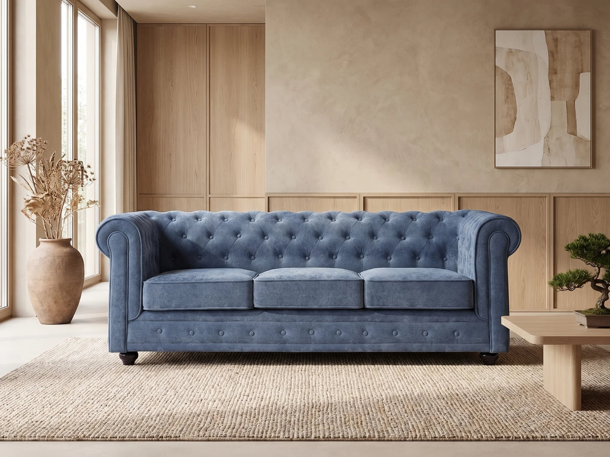 Canapé Chesterfield 3 places en tissu bleu WALTON dans un salon japandi moderne aux tons beige et bois clair