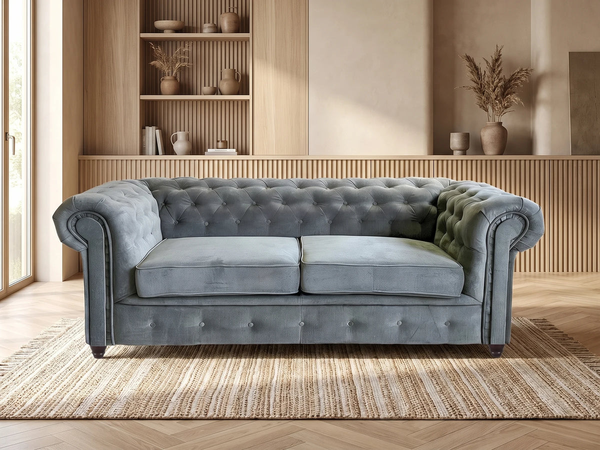 Canapé Chesterfield 3 places en tissu gris GLADSTONE dans un salon japandi moderne aux tons beige et bois clair