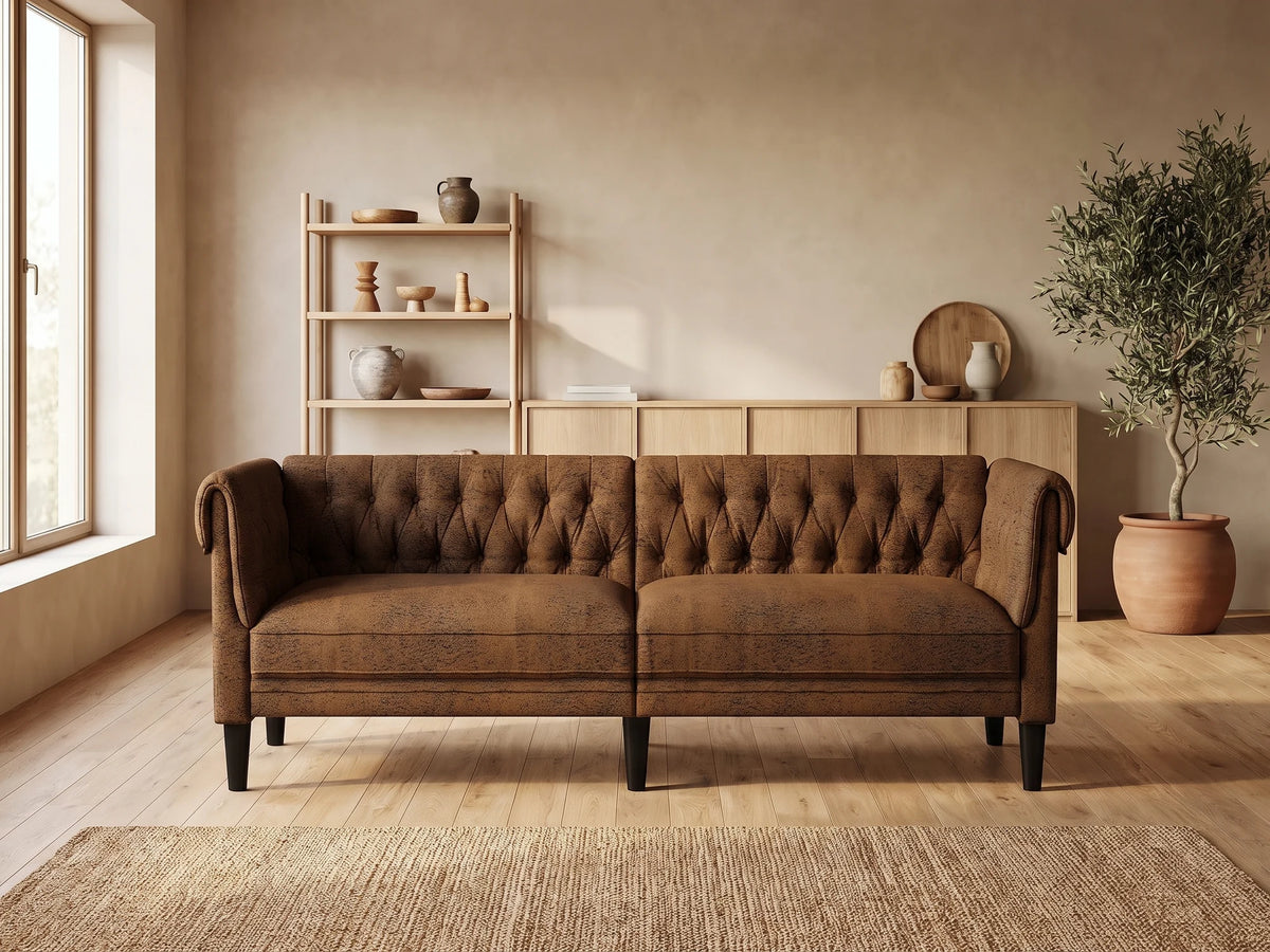Canapé Chesterfield 3 places en tissu marron RALEIGH dans un salon japandi moderne aux tons beige et bois clair