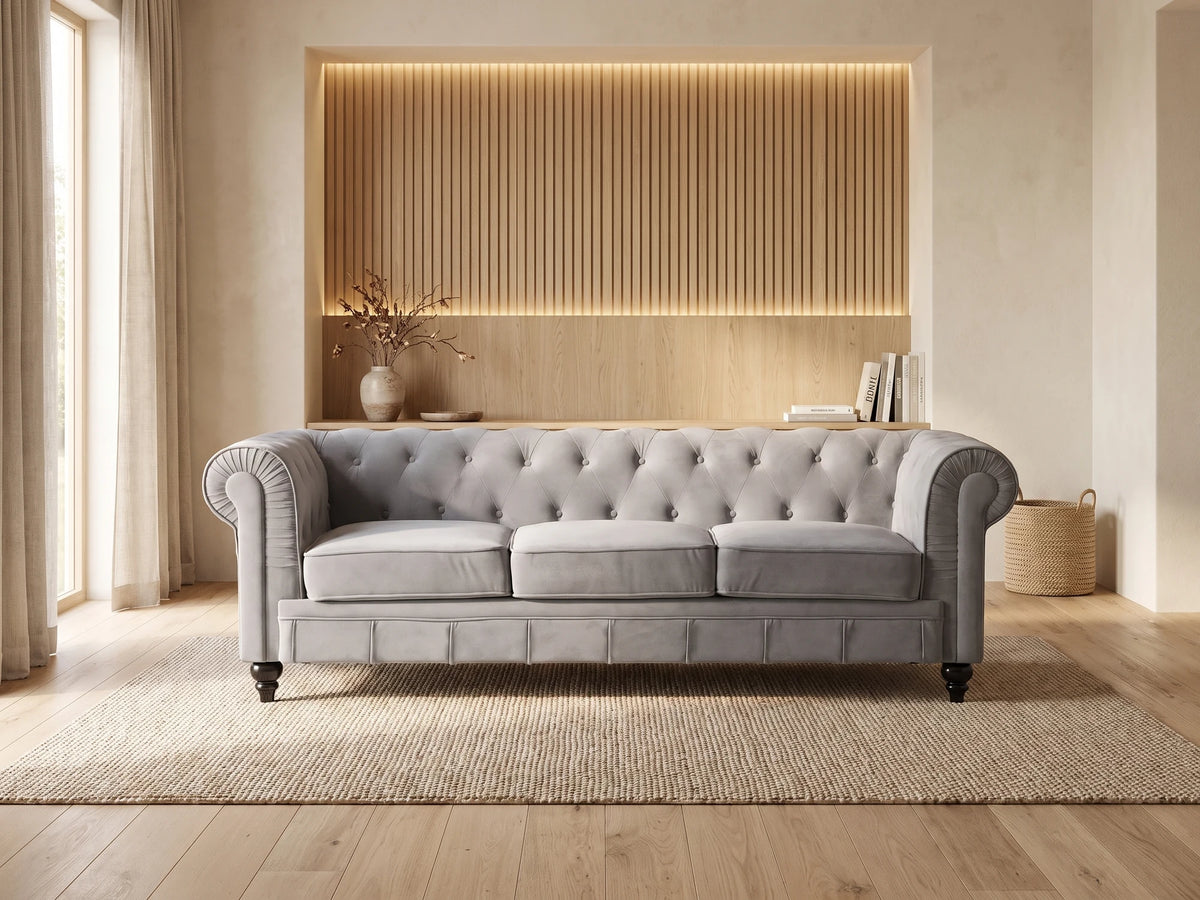 Canapé Chesterfield 3 places en velours argenté ALTESSE dans un salon japandi moderne aux tons beige et bois clair