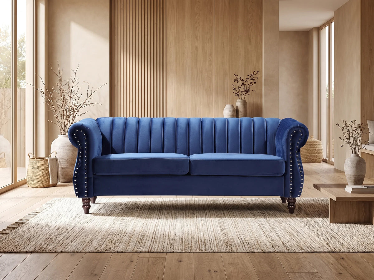 Canapé Chesterfield 3 places en velours bleu roi TRUMBO dans un salon japandi moderne aux tons beige et bois clair