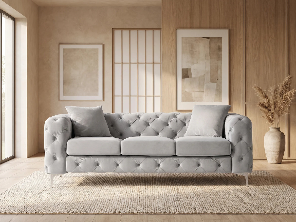 Canapé Chesterfield 3 places en velours gris clair EDWINA dans un salon japandi moderne aux tons beige et bois clair