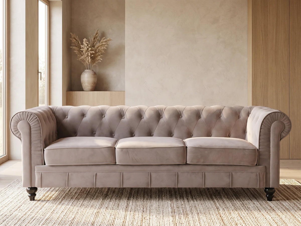 Canapé Chesterfield 3 places en velours taupe ALTESSE dans un salon japandi moderne aux tons beige et bois clair