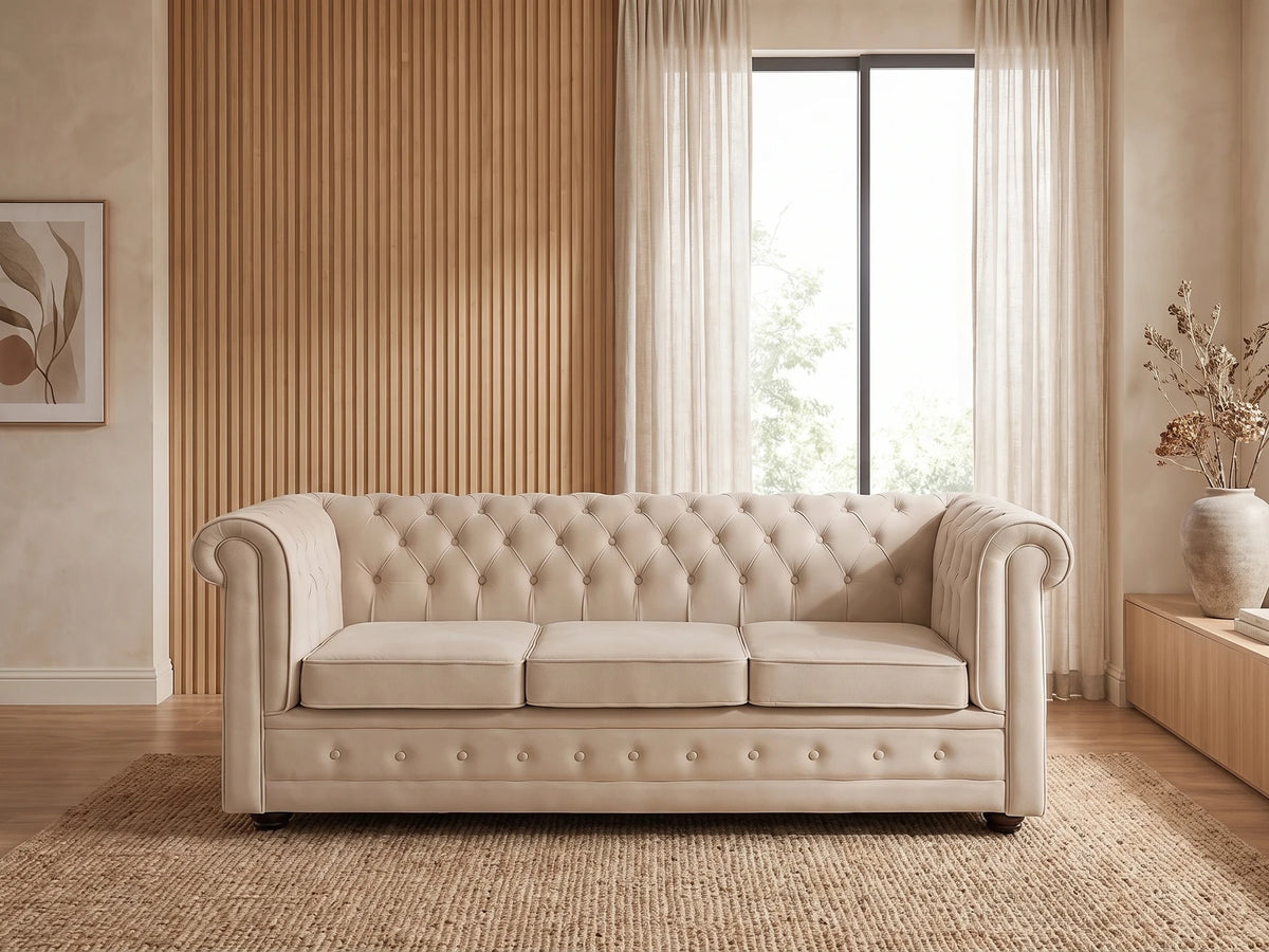 Canapé Chesterfield convertible 3 places en velours beige FINLEY dans un salon japandi moderne aux tons beige et bois clair