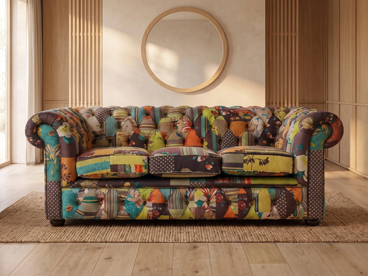 Canapé Chesterfield patchwork 3 places en coton jaune multicolore EDGAR dans un salon japandi moderne aux tons beige et bois clair