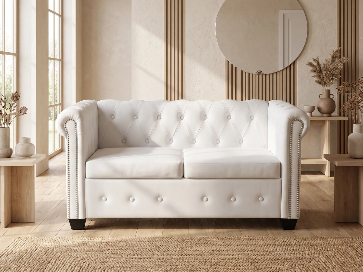 Canapé Chesterfield 2 places en simili cuir blanc NELSON dans un salon japandi moderne aux tons beige et bois clair