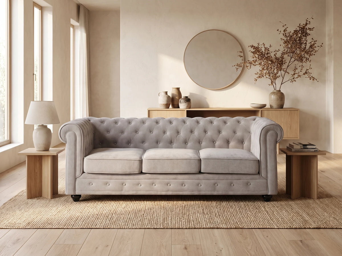 Canapé Chesterfield 3 places en tissu gris WALTON dans un salon japandi moderne aux tons beige et bois clair