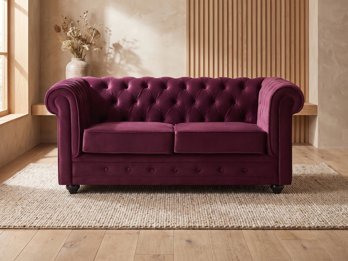 Canapé Chesterfield 2 places en velours bordeaux TENNYSON dans un salon japandi moderne aux tons beige et bois clair