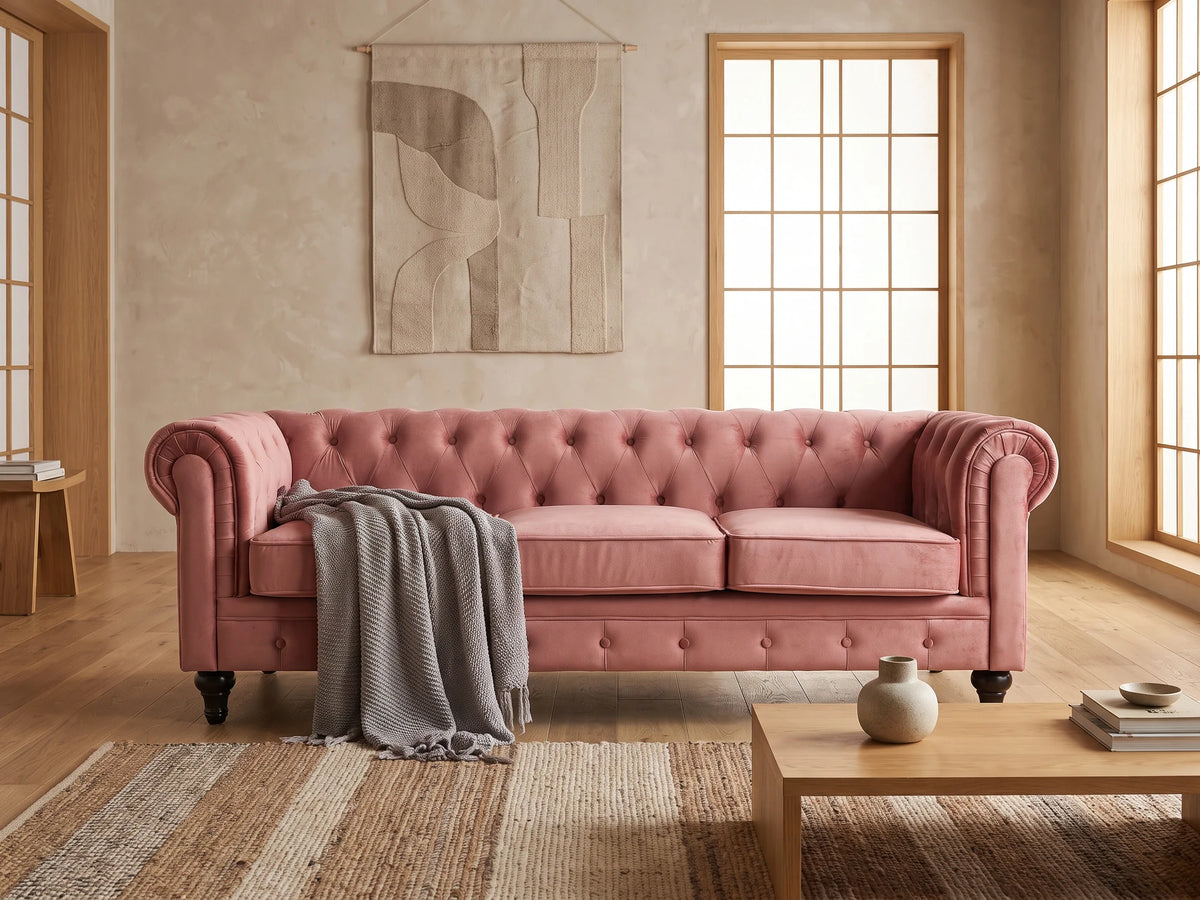 Canapé Chesterfield 3 places en velours rose HARVEY dans un salon japandi moderne aux tons beige et bois clair