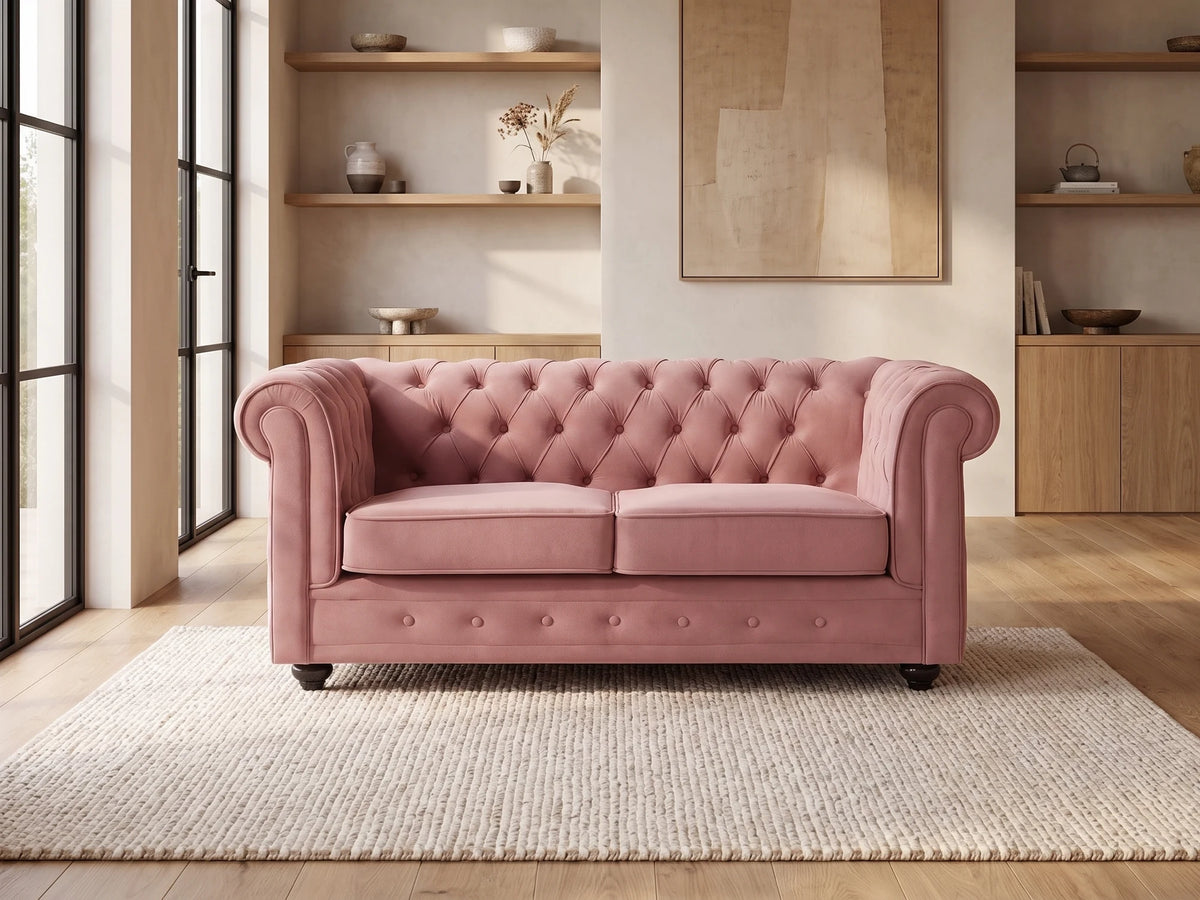 Canapé Chesterfield 2 places en velours rose poudré GORDON dans un salon japandi moderne aux tons beige et bois clair