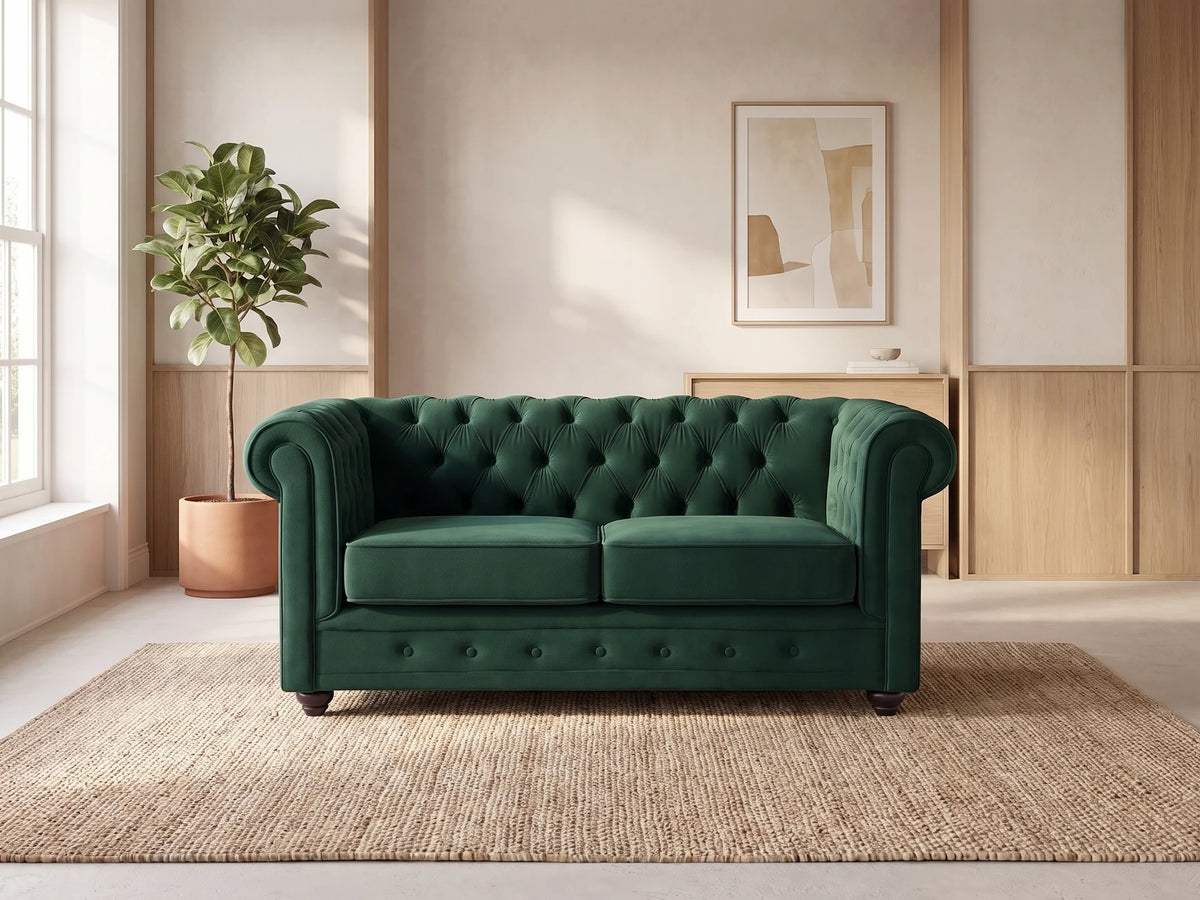 Canapé Chesterfield 2 places en velours vert DICKENS dans un salon japandi moderne aux tons beige et bois clair