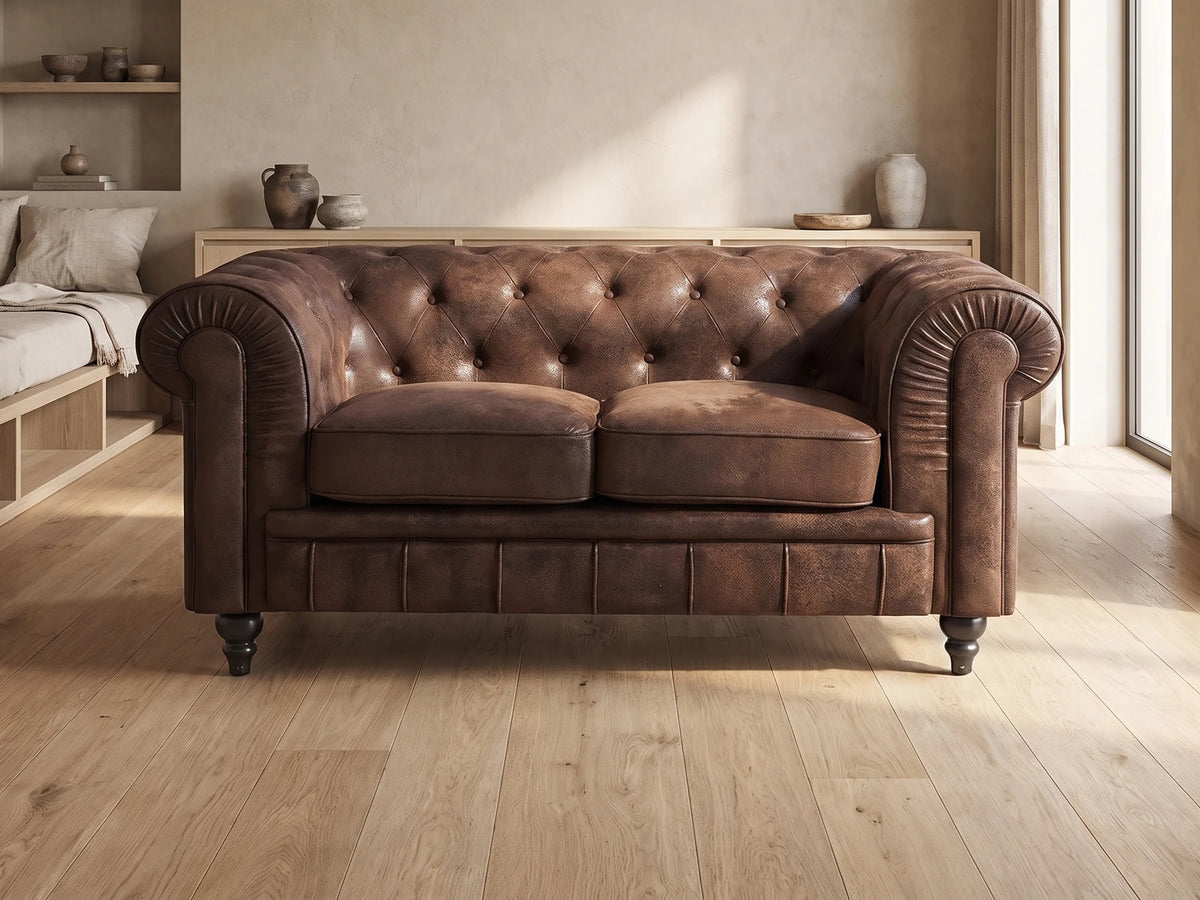 Canapé Chesterfield vintage 2 places en microfibre marron PICKWICK dans un salon japandi moderne aux tons beige et bois clair