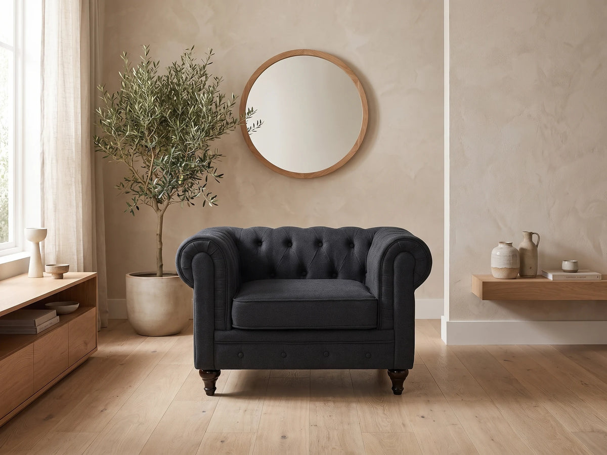 Fauteuil Chesterfield 1 place en coton gris BARROW dans un salon japandi moderne aux tons beige et bois clair