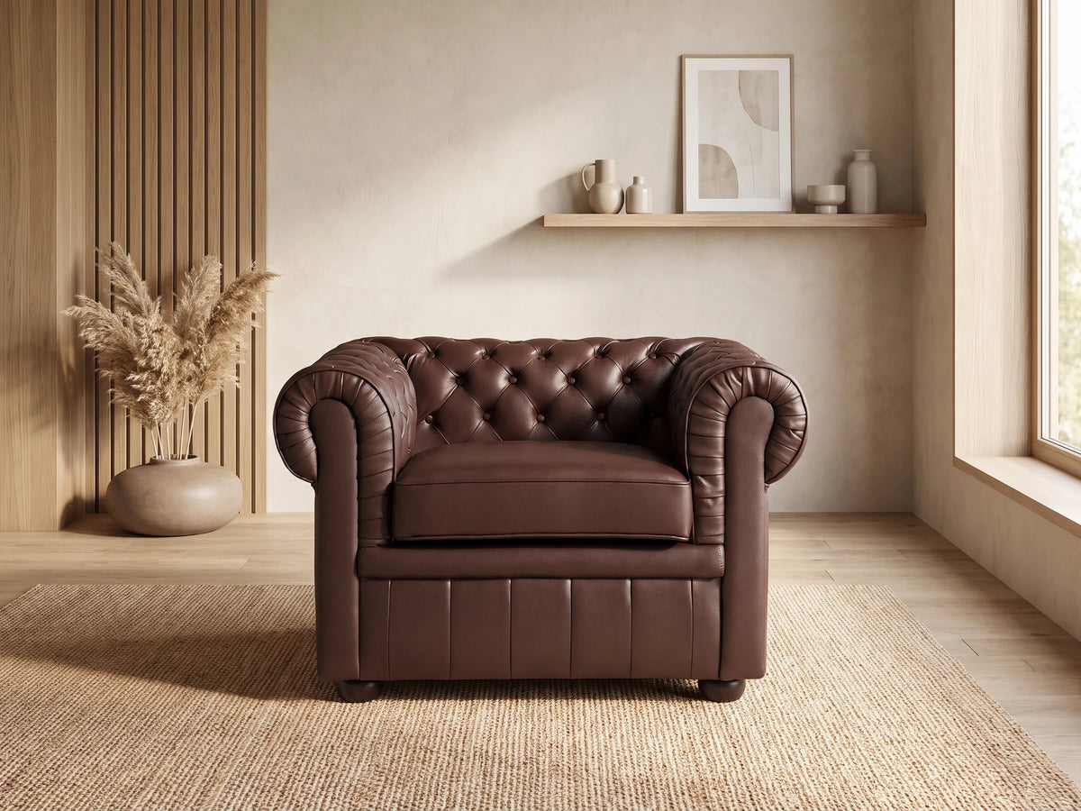 Fauteuil Chesterfield 1 place en cuir marron chocolat TRENT dans un salon japandi moderne aux tons beige et bois clair
