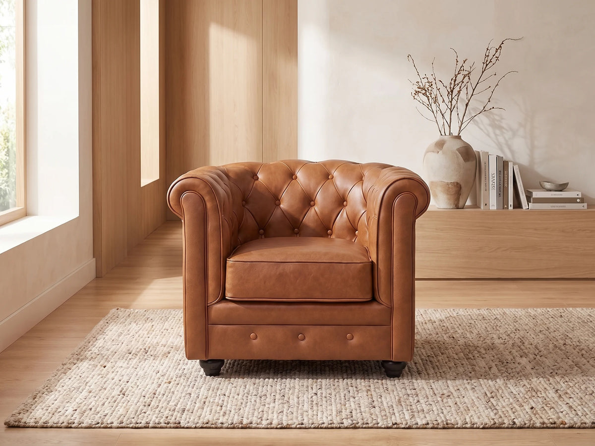 Fauteuil Chesterfield 1 place en cuir de vachette camel THAMES dans un salon japandi moderne aux tons beige et bois clair