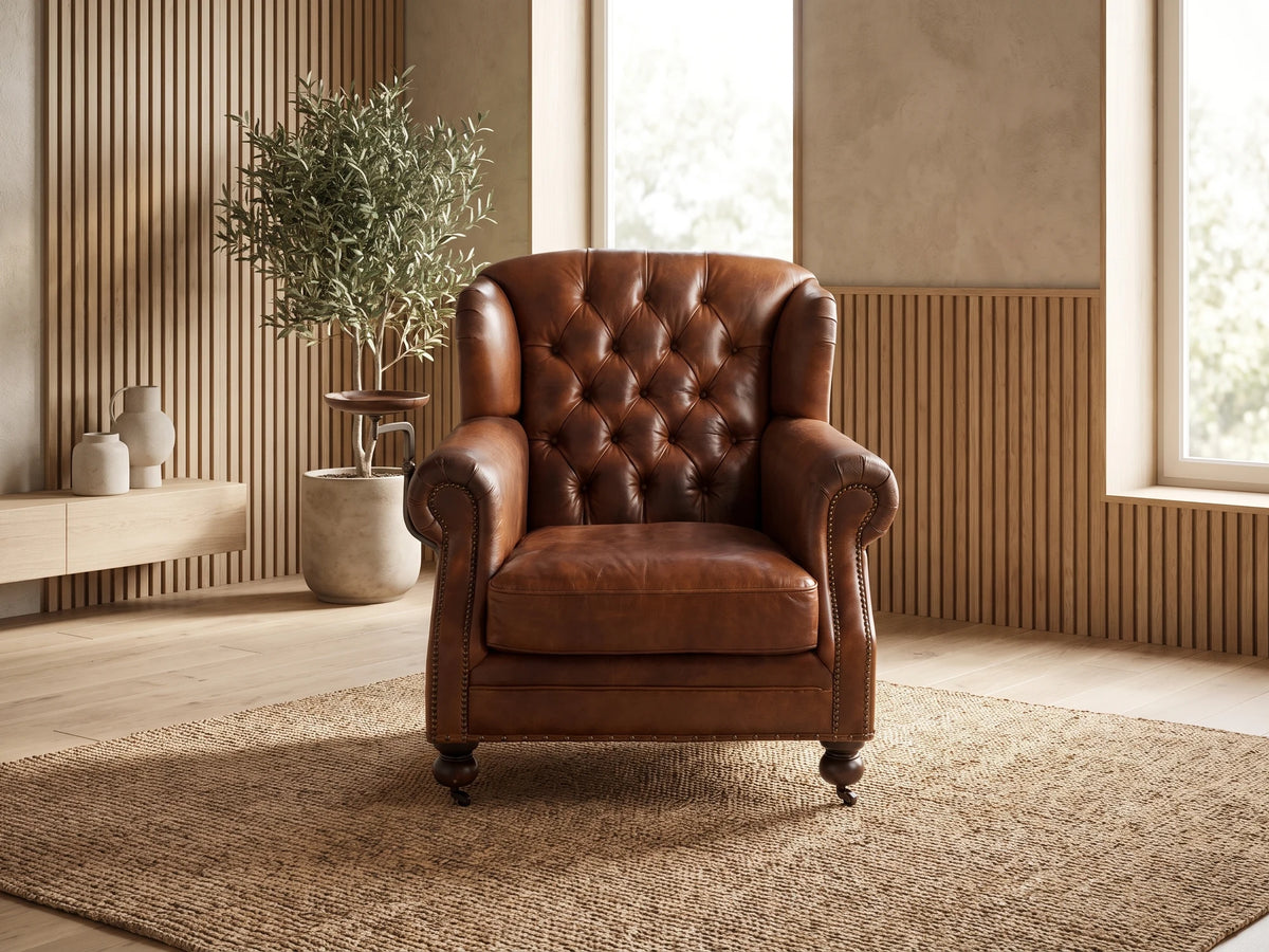 Fauteuil Chesterfield 1 place en cuir de vachette marron cognac ANGEL CERDA dans un salon japandi moderne aux tons beige et bois clair