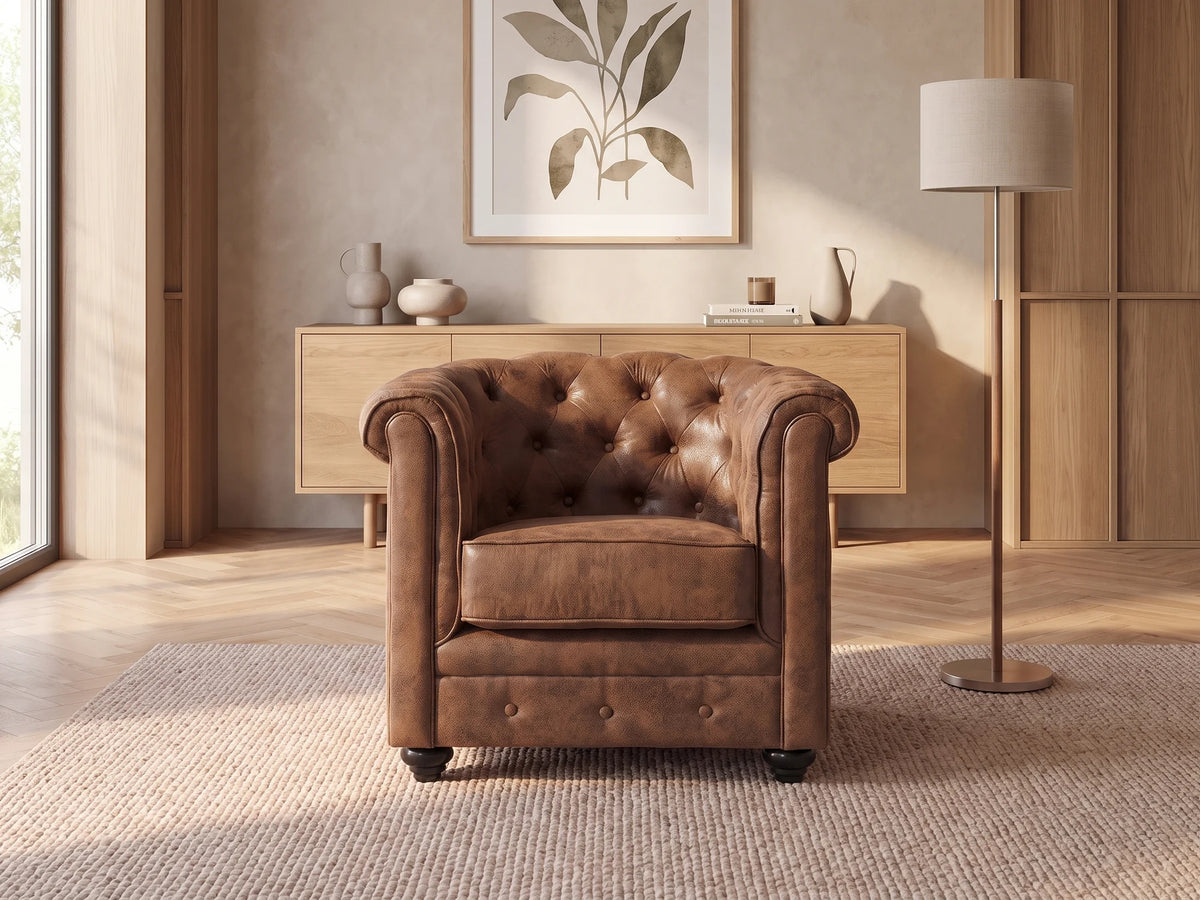 Fauteuil Chesterfield 1 place en microfibre aspect cuir vieilli marron CARLTON dans un salon japandi moderne aux tons beige et bois clair