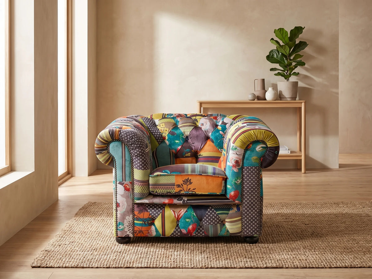 Fauteuil Chesterfield patchwork 1 place en coton multicolore KIPLING dans un salon japandi moderne aux tons beige et bois clair