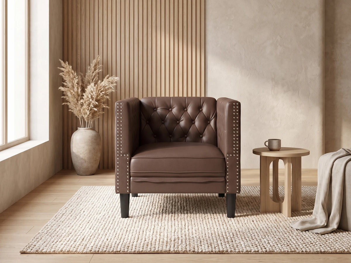 Fauteuil Chesterfield 1 place en simili cuir marron SUTTON dans un salon japandi moderne aux tons beige et bois clair