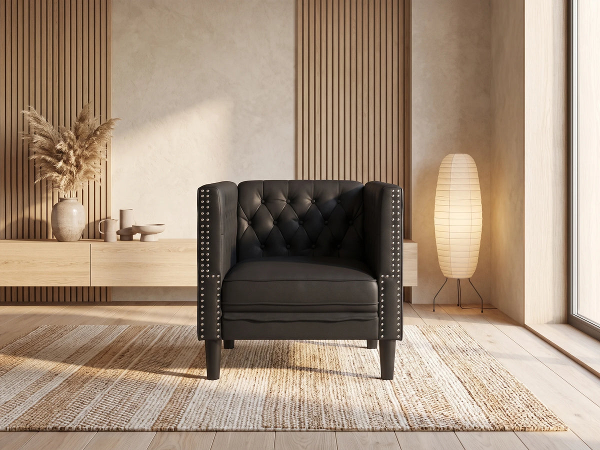 Fauteuil Chesterfield 1 place en simili cuir noir DARWIN dans un salon japandi moderne aux tons beige et bois clair