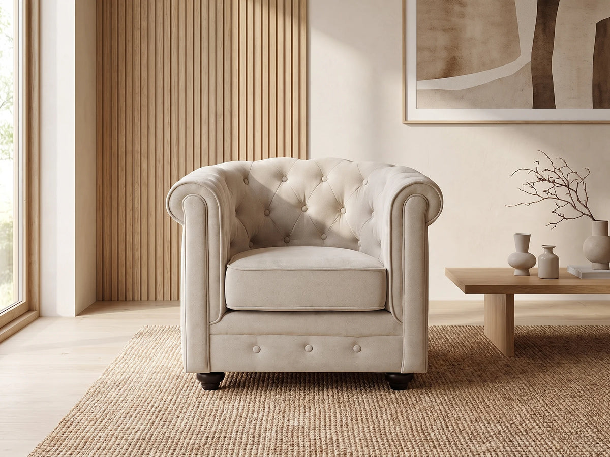 Fauteuil Chesterfield 1 place en tissu beige WALTON dans un salon japandi moderne aux tons beige et bois clair
