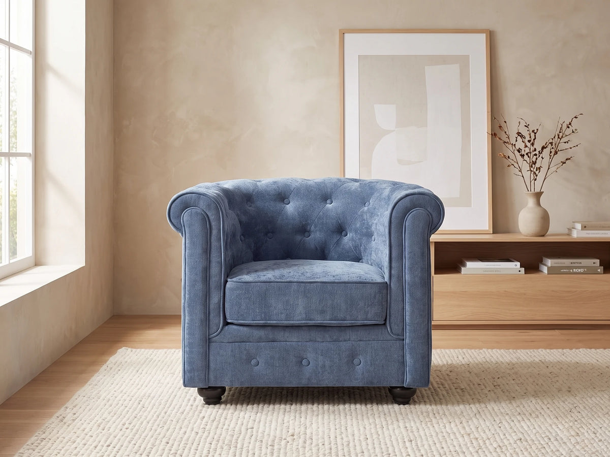 Fauteuil Chesterfield 1 place en tissu bleu WALTON dans un salon japandi moderne aux tons beige et bois clair