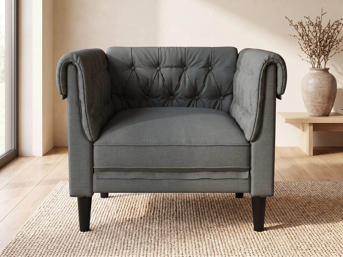 Fauteuil Chesterfield 1 place en tissu gris foncé PEMBROKE dans un salon japandi moderne aux tons beige et bois clair