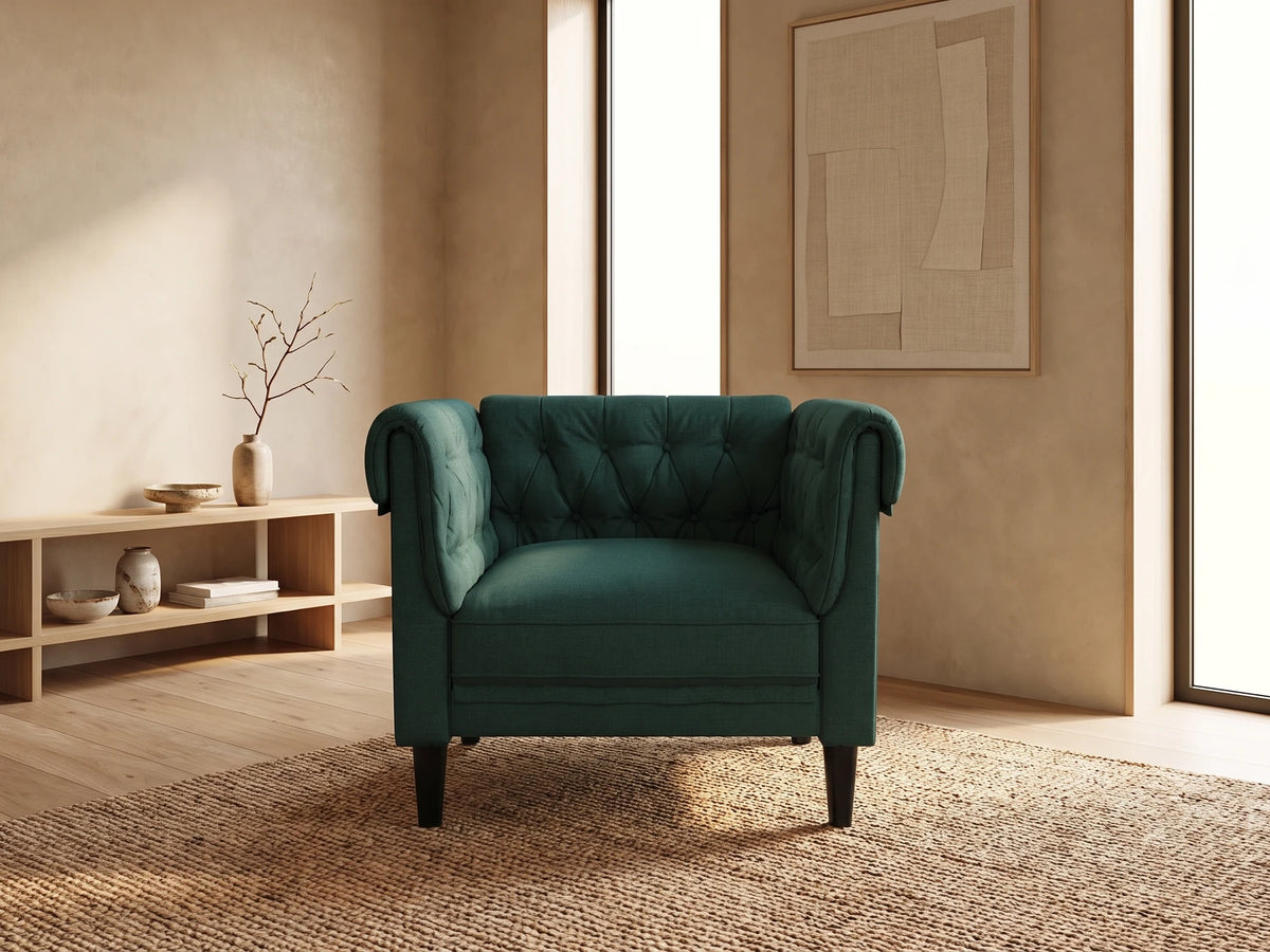 Fauteuil Chesterfield 1 place en tissu vert foncé GRANTHAM dans un salon japandi moderne aux tons beige et bois clair